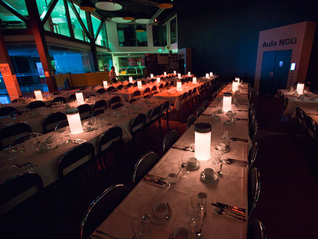 Eatery konferenslokal i Kista - Långbord med dämpad belysning
