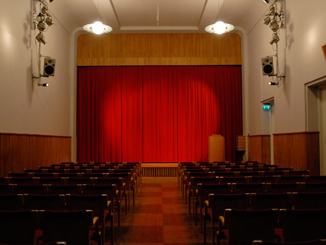 Historiska Museet - konferens Östermalm - Stolsrader mot röda duken