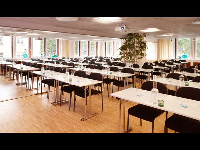 7a Konferensanläggning vid Odenplan - Konferensrum med bord och stolar