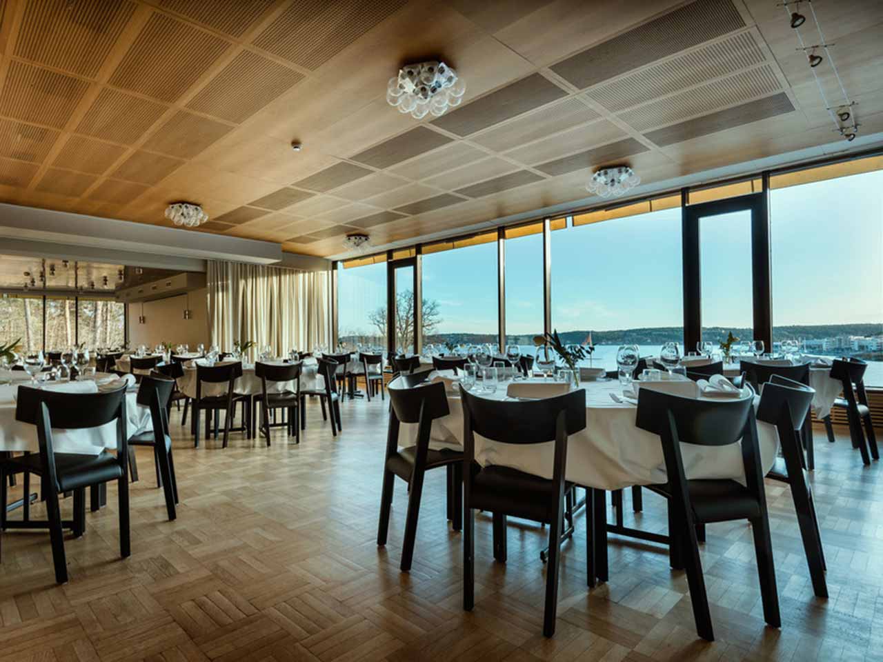 Elfvik Strand Sjönära på Lidingö - Runda bord i matsalen uppdukade