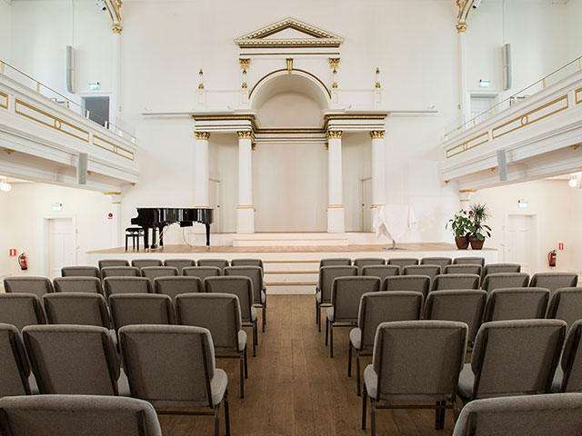 Folkungakyrkan i Södermalm - Åhörarnas perspektiv mot scenen